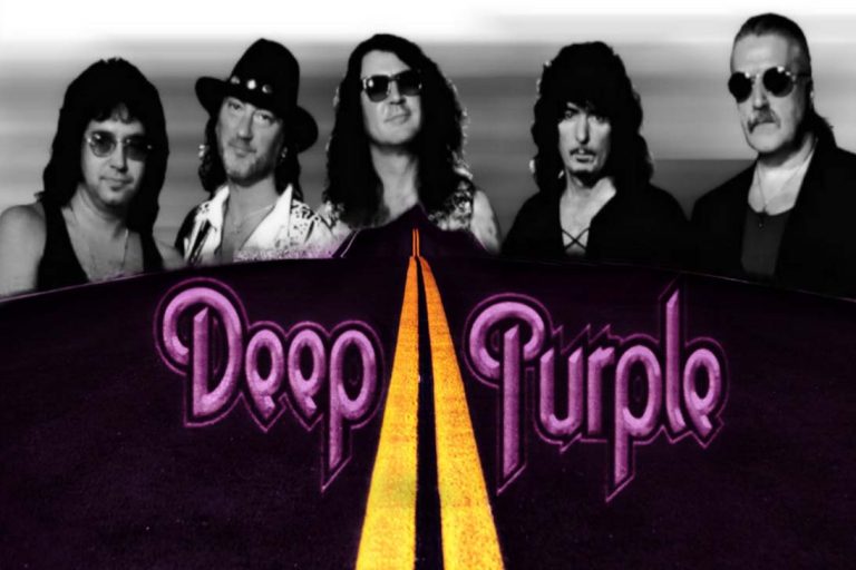 Integrantes da banda Deep Purple em montagem com logotipo estilizado em roxo sobre uma estrada.