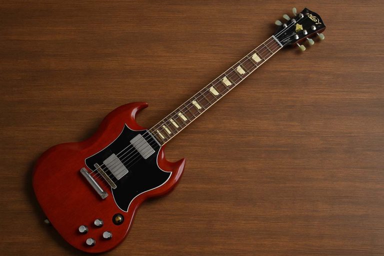 Guitarra Gibson SG em destaque com corpo duplo e acabamento vermelho