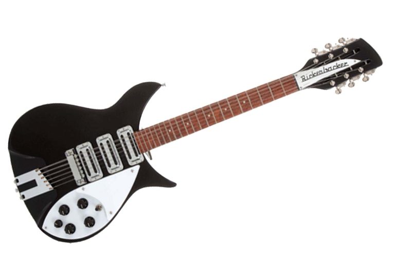 Guitarra Rickenbacker 325 preta com acabamento brilhante e corpo semi-hollow