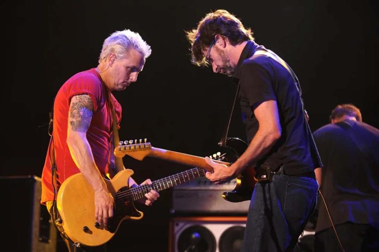 Mike McCready e Stone Gossard do Pearl Jam tocando guitarras em um show.
