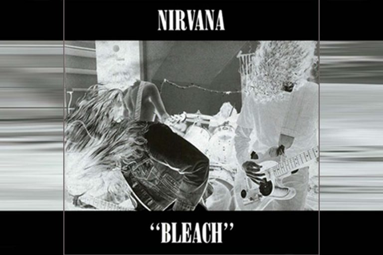 "Capa do álbum Bleach do Nirvana: Foto em preto e branco da banda com efeito de lavagem química, fundo preto com tipografia branca."