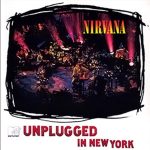 Capa do álbum MTV Unplugged in New York, do Nirvana, mostrando a banda em um palco decorado com velas e lírios.