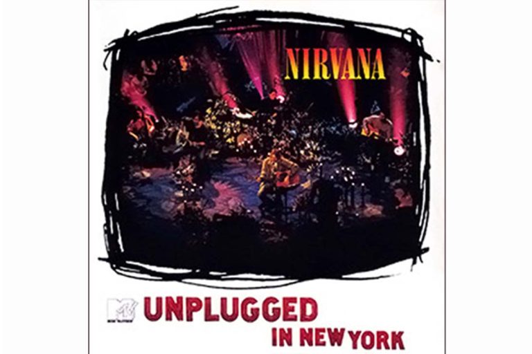 Capa do álbum MTV Unplugged in New York, do Nirvana, mostrando a banda em um palco decorado com velas e lírios.