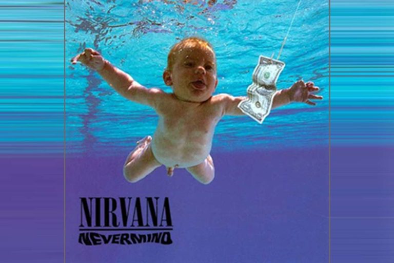 "Capa do álbum Nevermind do Nirvana: bebê nu nadando atrás de uma nota de dólar em fundo azul, com olhar fixo na superfície da água. Imagem icônica da era grunge."