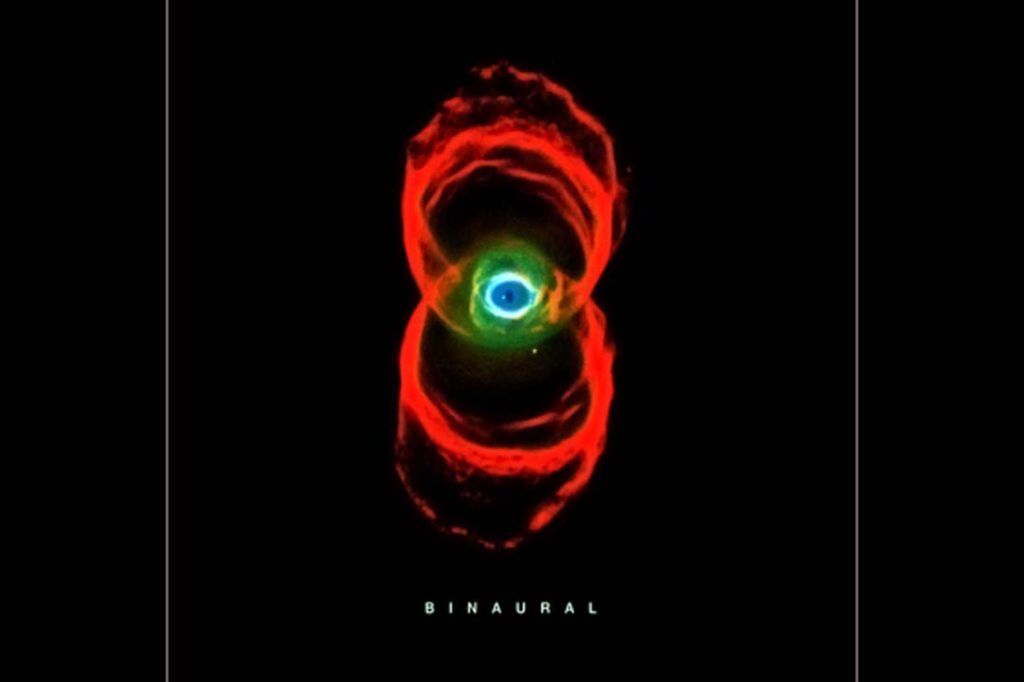 Capa do álbum Binaural do Pearl Jam, com uma nebulosa azul-avermelhada ao centro.