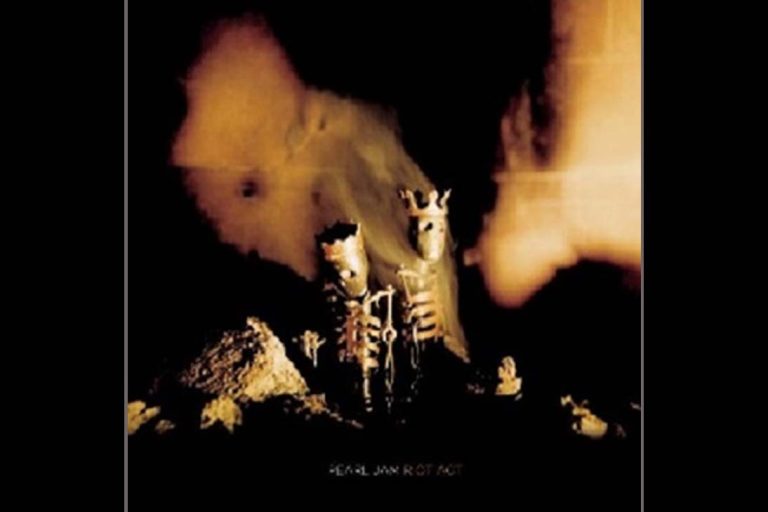 Capa do álbum Riot Act da banda Pearl Jam, com dois esqueletos em posição ereta sobre um fundo escuro, representando temas de mortalidade e crítica social.