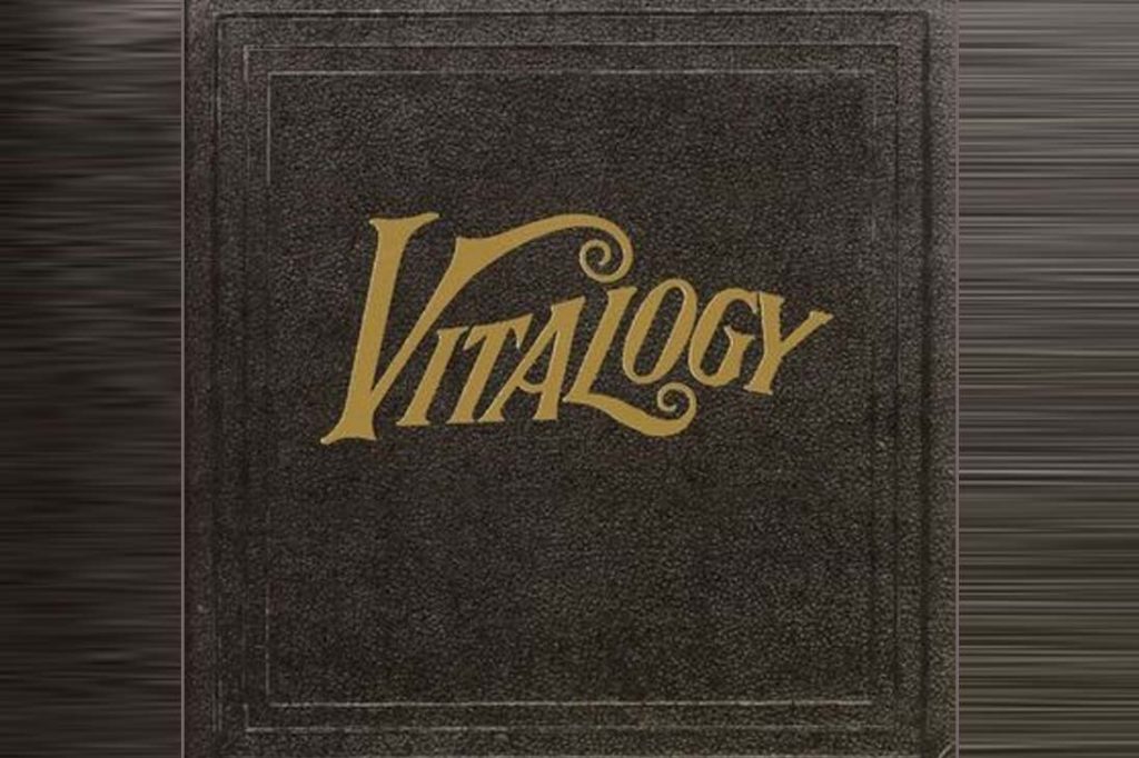Capa do álbum Vitalogy do Pearl Jam, parecida com um livro antigo com o título em dourado.
