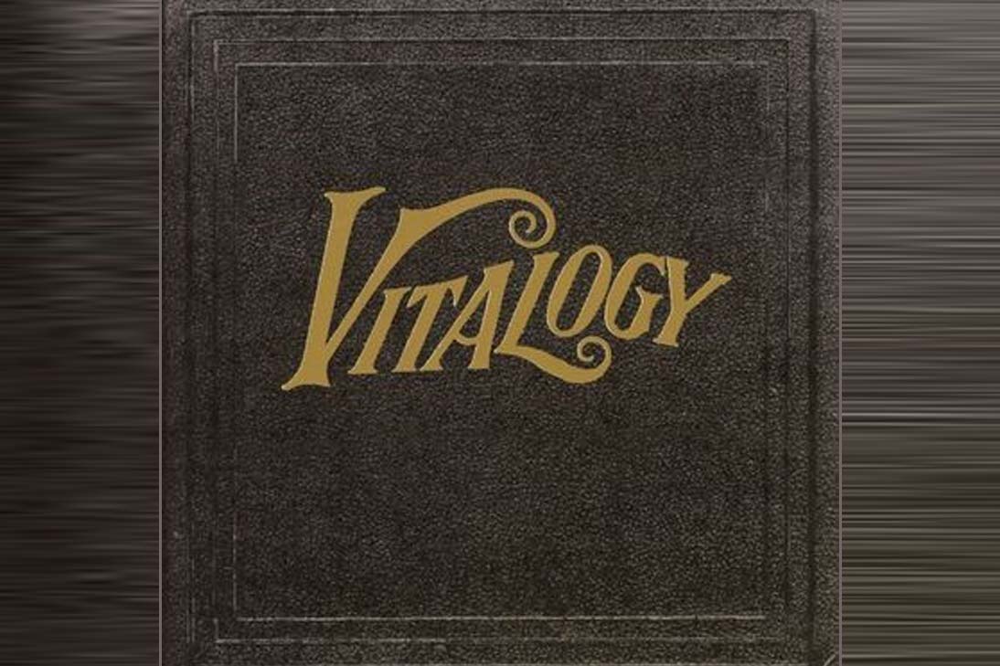Capa do álbum Vitalogy do Pearl Jam, parecida com um livro antigo com o título em dourado.