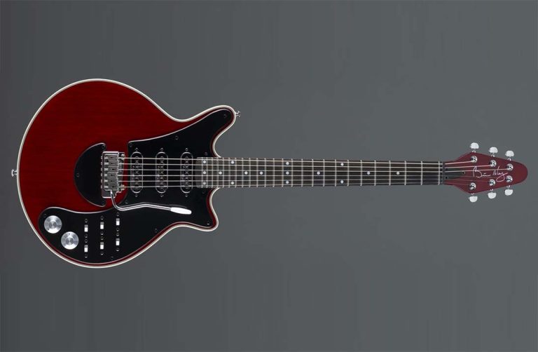 Guitarra Red Special, feita à mão por Brian May e seu pai, com acabamento vermelho escuro, três captadores single-coil e corpo com entalhes suaves, encostada sobre um estojo preto.