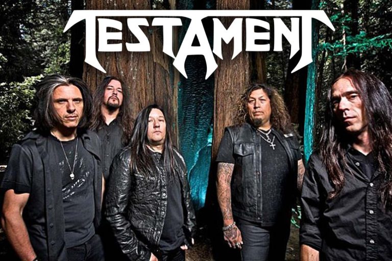 Integrantes da banda Testament posam em meio a árvores, com visual sombrio e roupas escuras, promovendo sua turnê no Brasil em 2025.