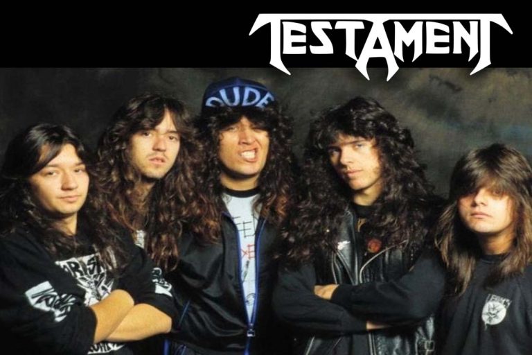 Formação clássica da banda Testament nos anos 80, com cinco integrantes de cabelo comprido posando em frente a um fundo escuro, representando o estilo visual típico do thrash metal da Bay Area.