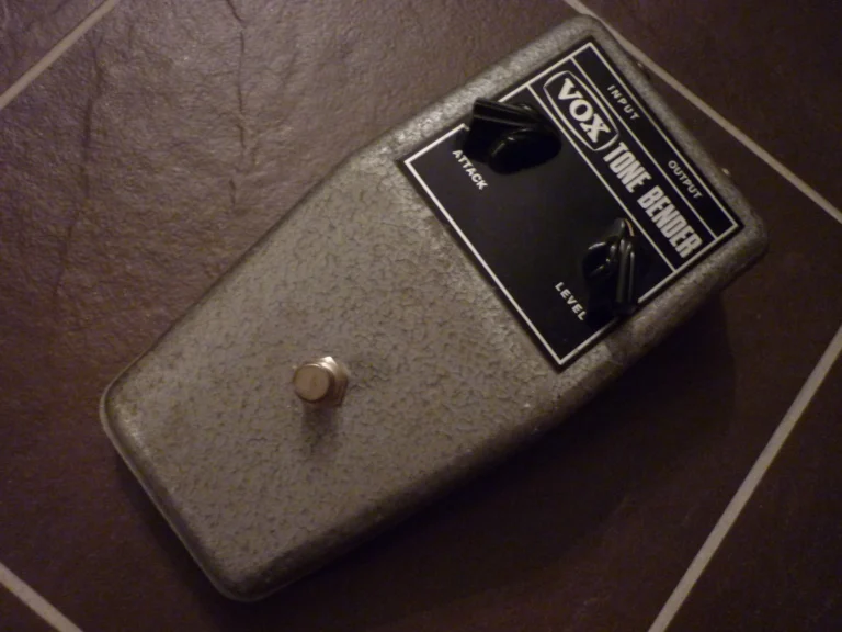 Vox Tone Bender pedal fuzz vintage com controles e gabinete alumínio guitarra.