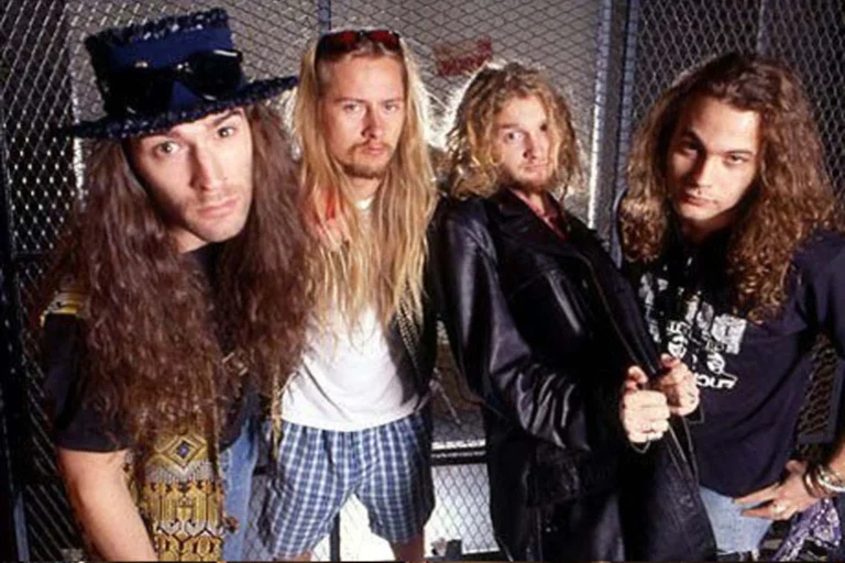 Integrantes da banda Alice in Chains nos anos 90, com visual grunge e atitude marcante.