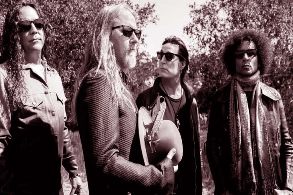 Integrantes atuais do Alice in Chains posando ao ar livre, com expressão séria e visual moderno.