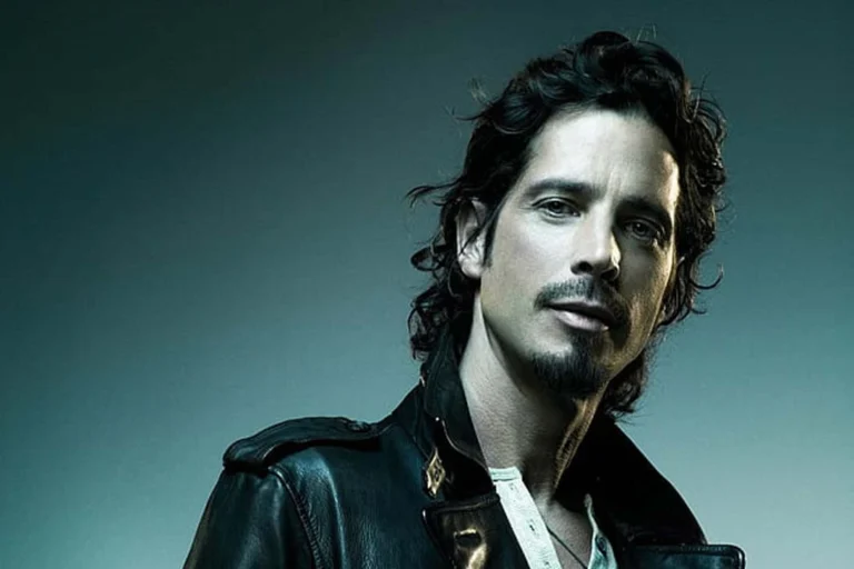 Retrato emocional de Chris Cornell, vocalista do Soundgarden, refletindo sobre a fama e os desafios da saúde mental