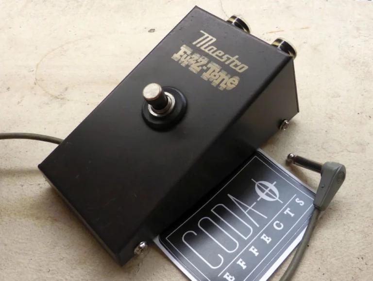 Pedal de distorção Maestro Fuzz-Tone FZ-1 com design vintage, corpo metálico e dois botões de controle