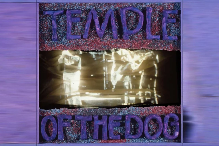 Capa do álbum Temple of the Dog com arte psicodélica em tons roxos e o nome da banda em destaque.