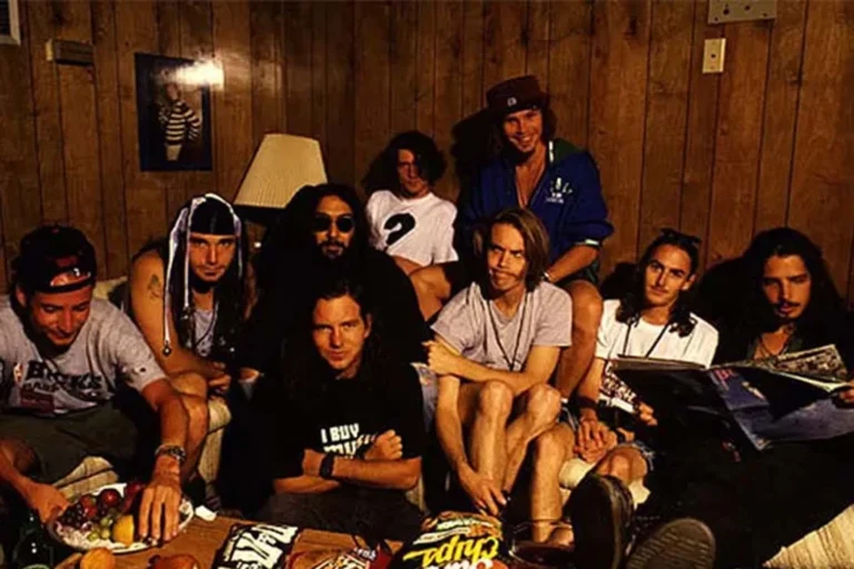 Integrantes do Temple of the Dog reunidos em uma sala com parede de madeira, durante ensaio ou sessão de fotos nos anos 90.