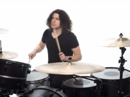 Ilan Rubin tocando bateria em apresentação ao vivo, novo baterista dos Foo Fighters em 2025