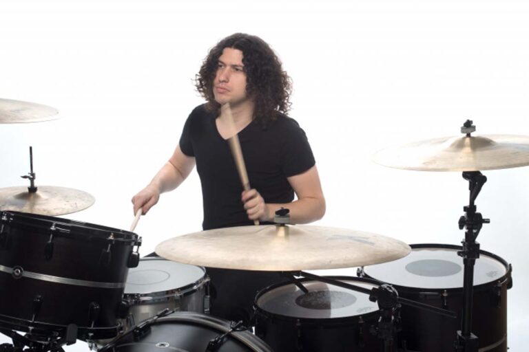 Ilan Rubin tocando bateria em apresentação ao vivo, novo baterista dos Foo Fighters em 2025