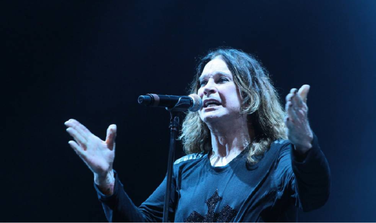 Ozzy Osbourne no palco, símbolo da trajetória solo Ozzy Osbourne no heavy metal mundial.