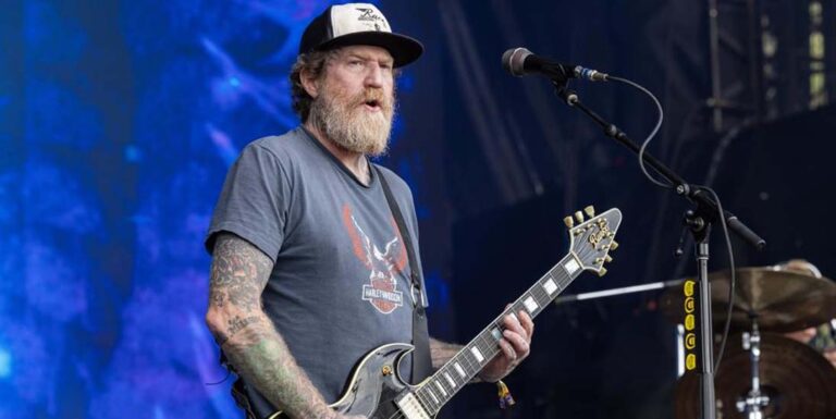 Brent Hinds tocando guitarra no palco durante apresentação do Mastodon, guitarrista que morreu em acidente de moto em Atlanta.
