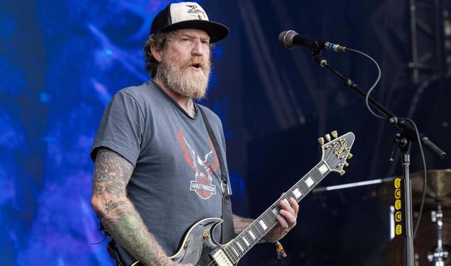 Brent Hinds tocando guitarra no palco durante apresentação do Mastodon, guitarrista que morreu em acidente de moto em Atlanta.