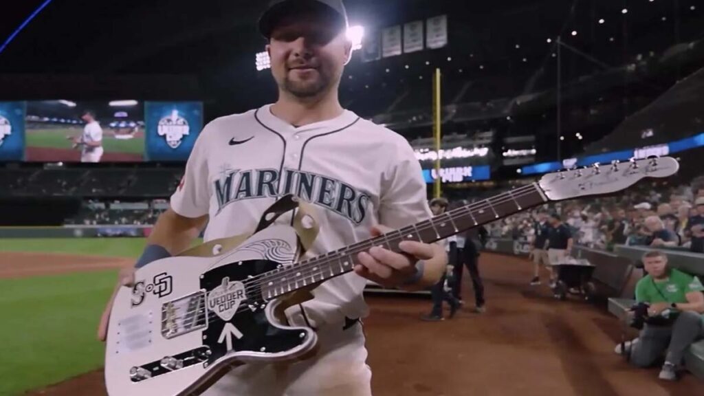 Cal Raleigh segurando o troféu da Vedder Cup 2025 após a partida entre Mariners e Padres.