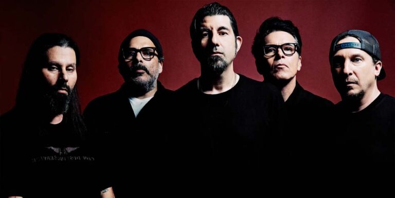 Banda Deftones em foto promocional com fundo vermelho e clima sombrio.