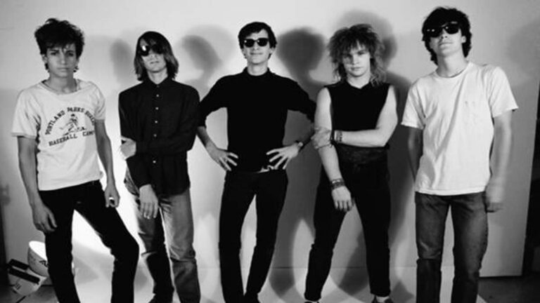 Foto oficial da banda Green River em estúdio, mostrando os cinco membros posando para sessão fotográfica promocional nos anos 1980