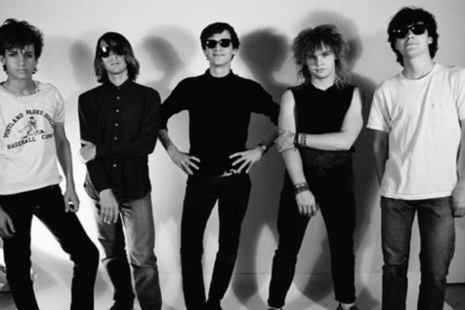 Foto oficial da banda Green River em estúdio, mostrando os cinco membros posando para sessão fotográfica promocional nos anos 1980