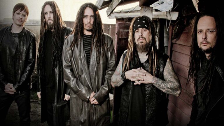 Banda Korn reunida em sessão fotográfica, integrantes com estilo característico do nu metal.