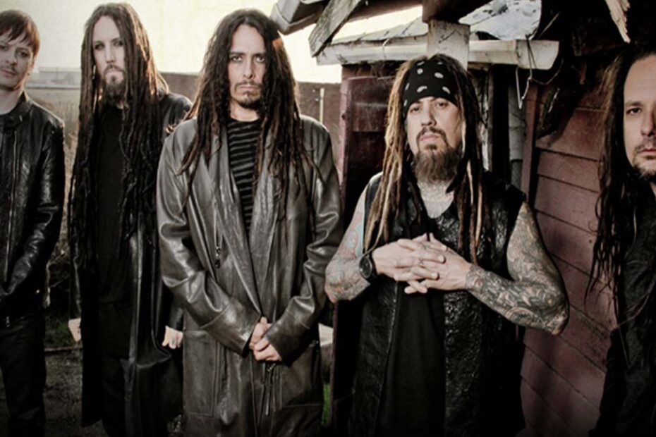 Banda Korn reunida em sessão fotográfica, integrantes com estilo característico do nu metal.