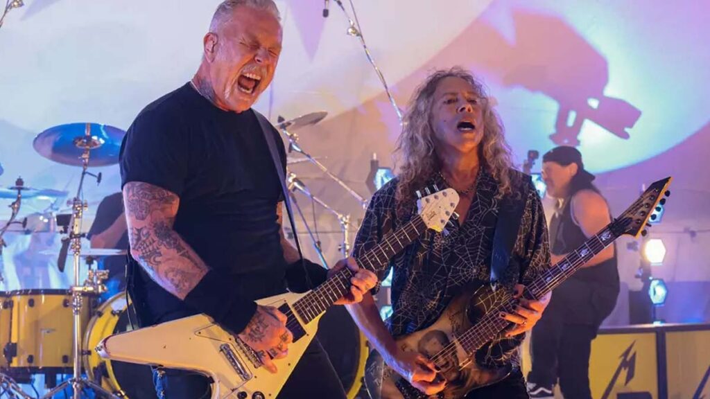 Metallica performando em show íntimo no Stephen Talkhouse, Hamptons 2025, com James Hetfield no vocal e plateia próxima ao palco.