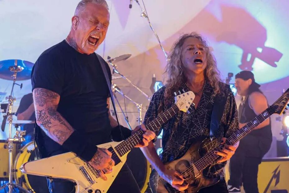 Metallica performando em show íntimo no Stephen Talkhouse, Hamptons 2025, com James Hetfield no vocal e plateia próxima ao palco.
