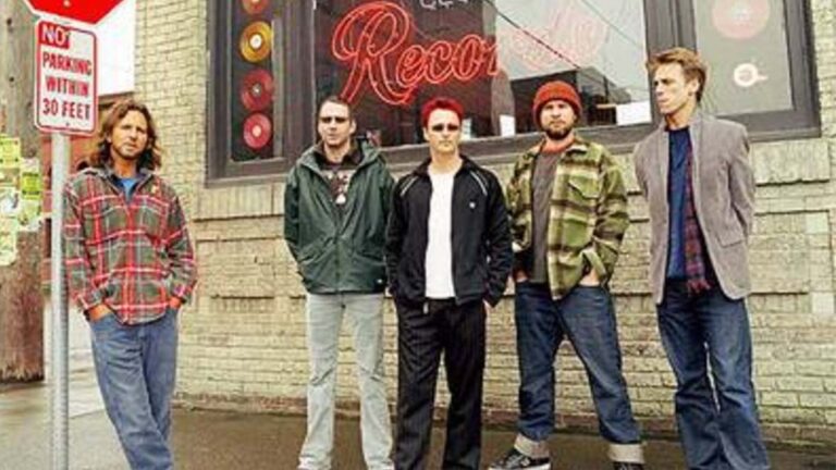 Pearl Jam posando em cenário urbano de Seattle com visual grunge típico dos anos 90.