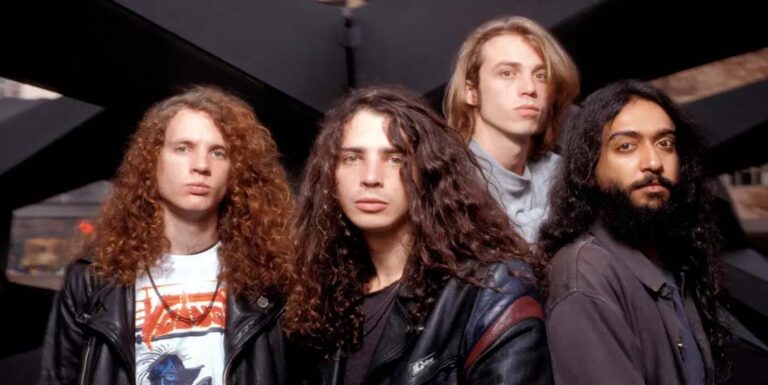 Soundgarden completo no estúdio com Chris Cornell, Kim Thayil, Matt Cameron e Ben Shepherd durante sessões de gravação antigas.