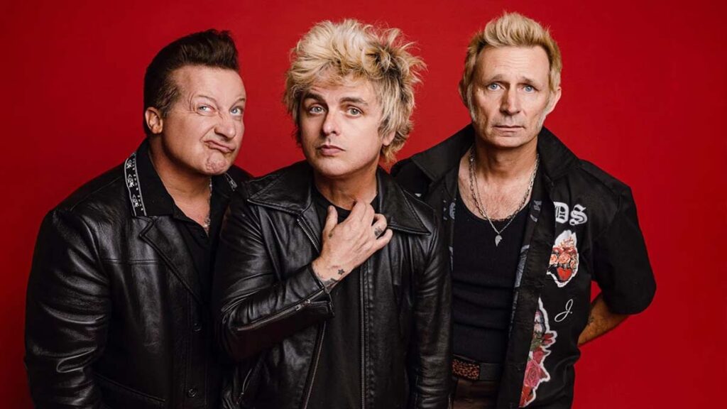 Foto de estúdio do Green Day, promovendo o lançamento da comédia musical New Years Rev, apresentado no TIFF 2024.