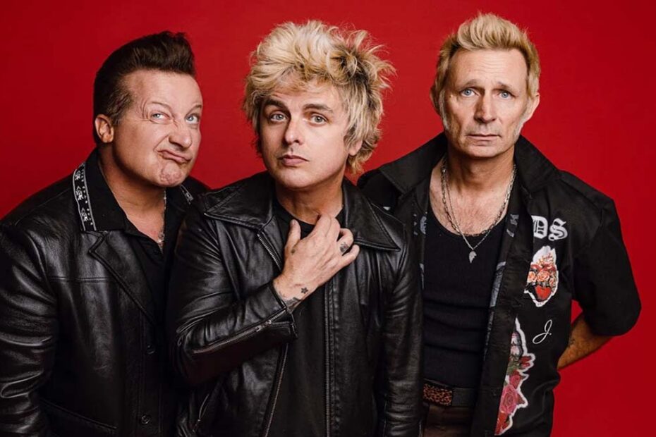 Foto de estúdio do Green Day, promovendo o lançamento da comédia musical New Years Rev, apresentado no TIFF 2024.