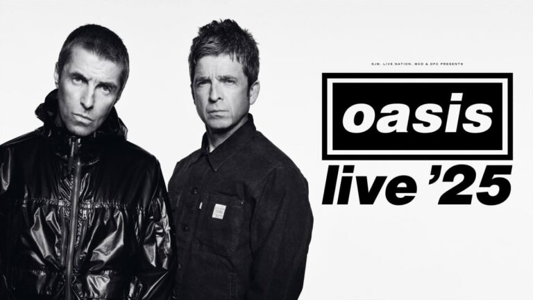 Irmãos Liam e Noel Gallagher do Oasis com logo do documentário Live '25 representando expectativa recorde entre fãs.