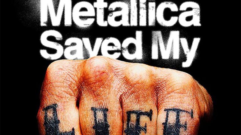 Cartaz do documentário Metallica Saved My Life com punho fechado e a palavra LIFE tatuada nos dedos.