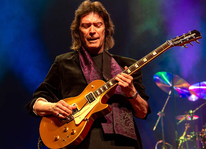 Steve Hackett segue reinventando a guitarra e prova por que é um dos nomes eternos do rock progressivo