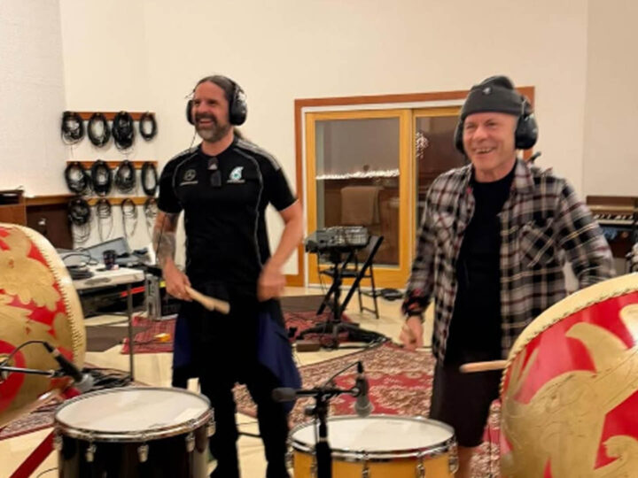 Andreas Kisser surpreende ao tocar percussão em novo álbum solo de Bruce Dickinson