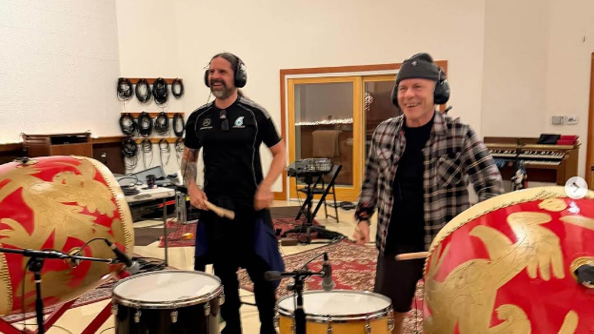 Andreas Kisser surpreende ao tocar percussão em novo álbum solo de Bruce Dickinson