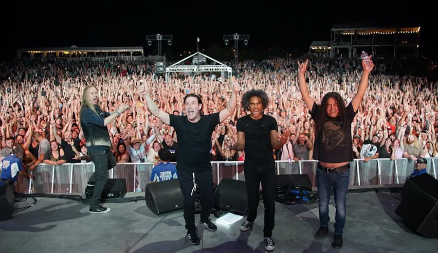 Formação atual do Alice in Chains diante de grande público em show ao vivo representando a história da banda Alice in Chains