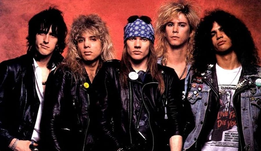 Formação clássica do Guns N' Roses nos anos 80 com Axl Rose, Slash e banda, início marcante da história do Guns N' Roses