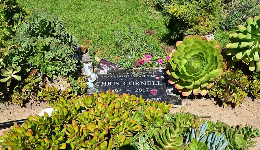 Quem foi Chris Cornell: túmulo do cantor do Soundgarden em memorial cercado por plantas e homenagens de fãs, local de descanso do ícone do grunge falecido em 2017