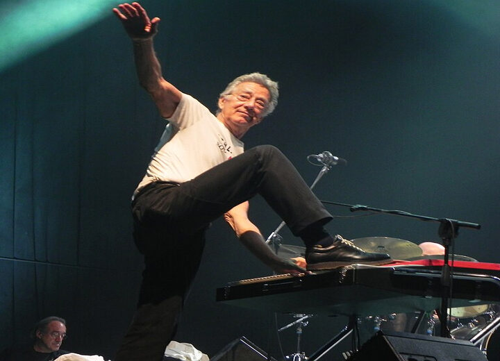 Ray Manzarek e o baixo sem baixista: a solução técnica que definiu o som do The Doors
