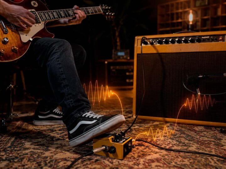 Gravar guitarra pesada sem embolar: por que o excesso de ganho destrói seu timbre
